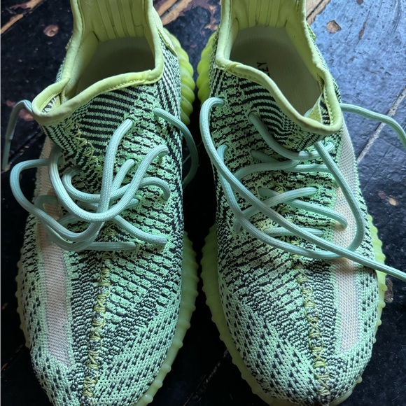Men's adidas Yeezy Boost 350 V2 size 9 Neon Green - AUTHENTIC! - Picture 7 of 11
